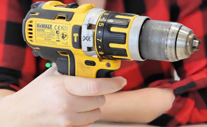 how to use a drill for screws into the wall