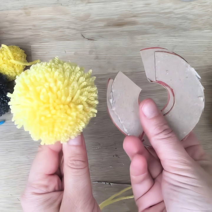 how to make a pom pom maker