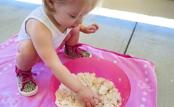 making moon sand at home