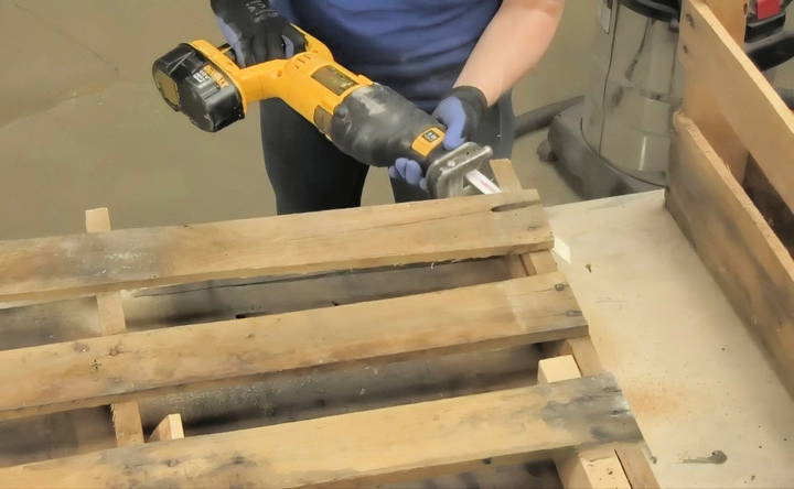 disassembling the pallet wood