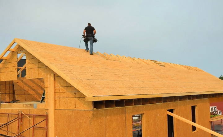 installing roof sheathing