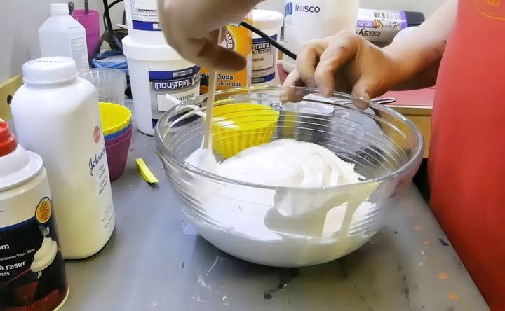 thicken the foam clay with a thixotropic agent