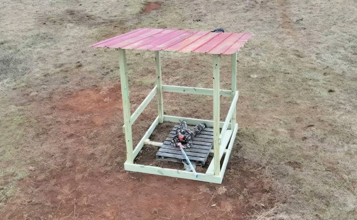 diy round bale feeder with roof