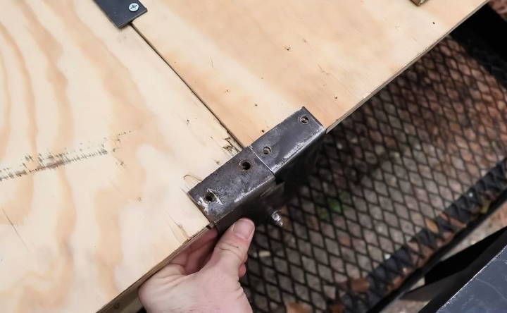 fabricating the hinges