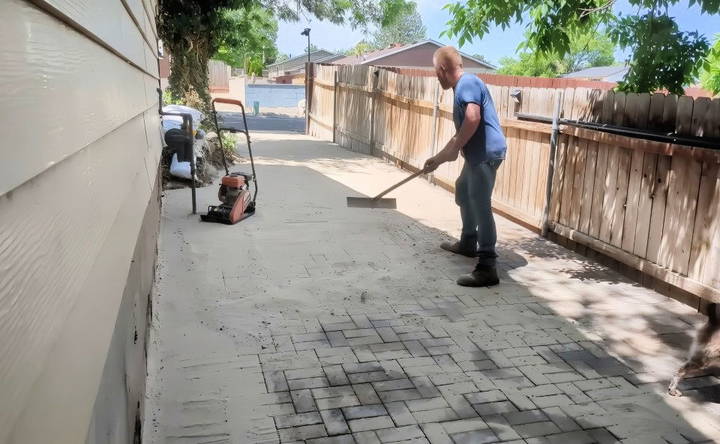 filling the gaps between pavers with sand