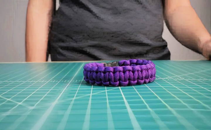 finish the paracord bracelet