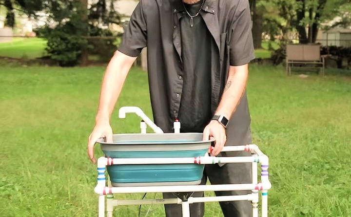 fitting the collapsible sink