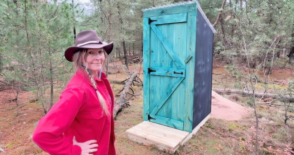 how to build an outhouse