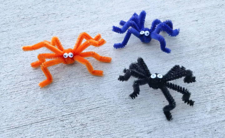 how to make pipe cleaner spiders