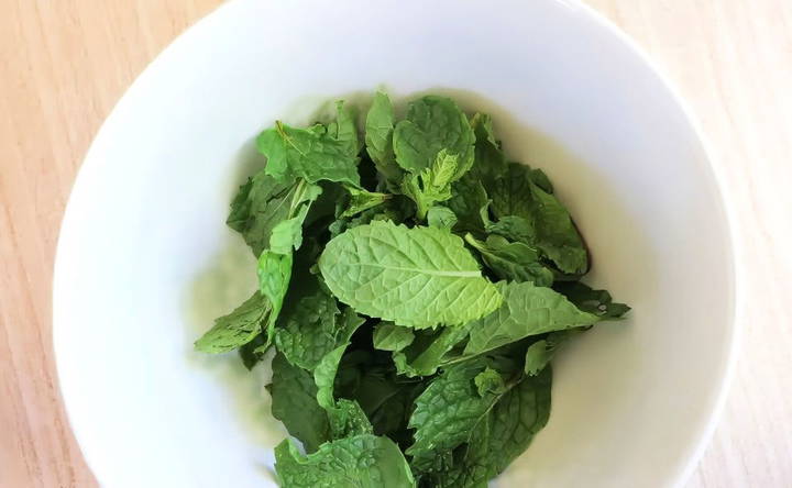 preparing the peppermint leaves