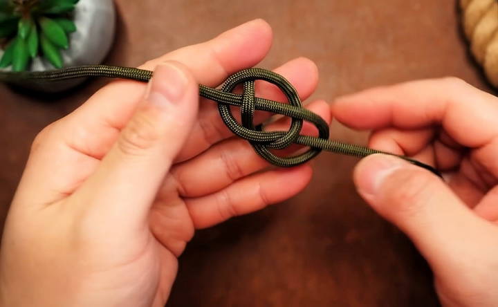 the paracord diamond knot