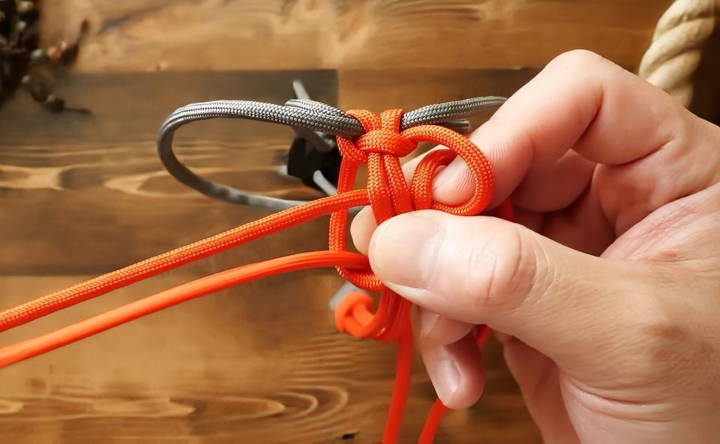 tying the paracord snake knot