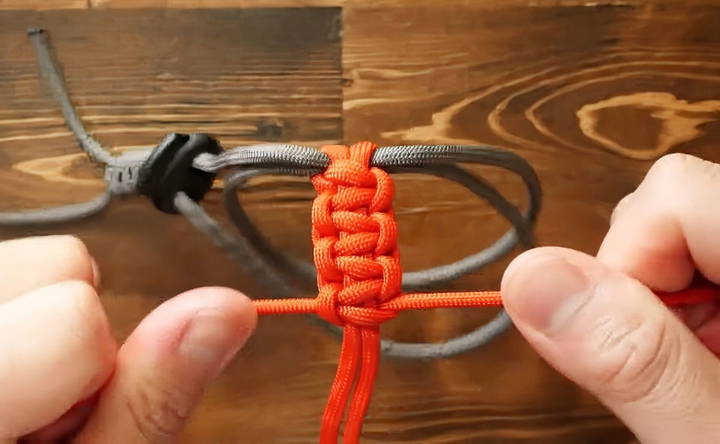 weaving the paracord cobra knot