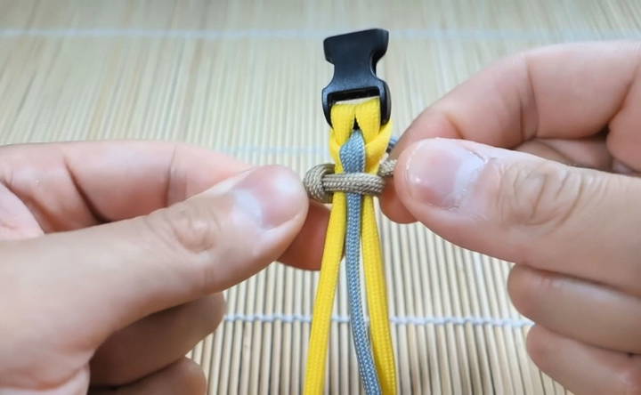 weaving the paracord solomon knot