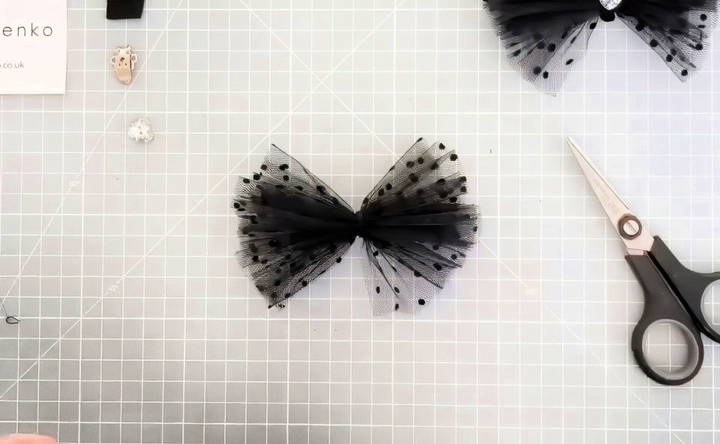 create tulle fabric bow shape