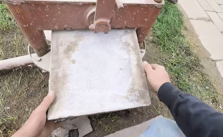 cut pavers using guillotine cutter