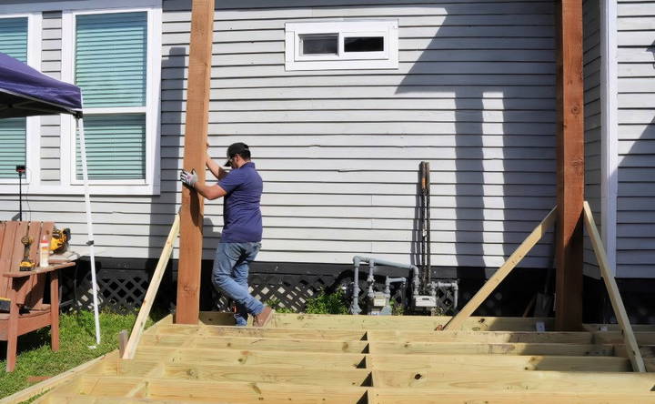 installing wooden pergola posts