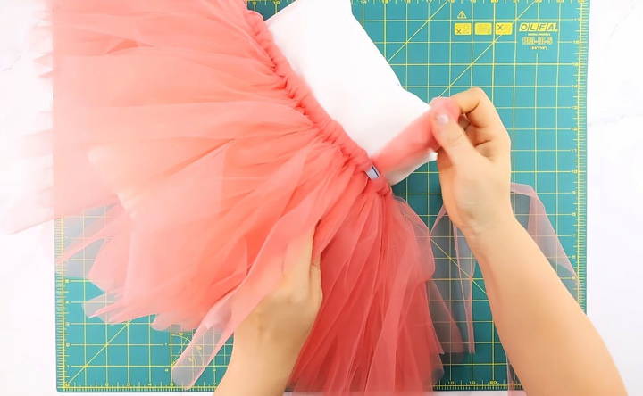 tie the tulle strips