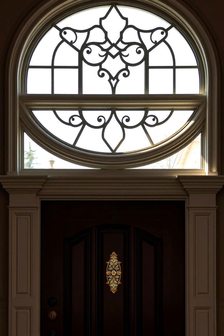 Decorative Fanlight Feature - 24 Colonial Front Door Ideas